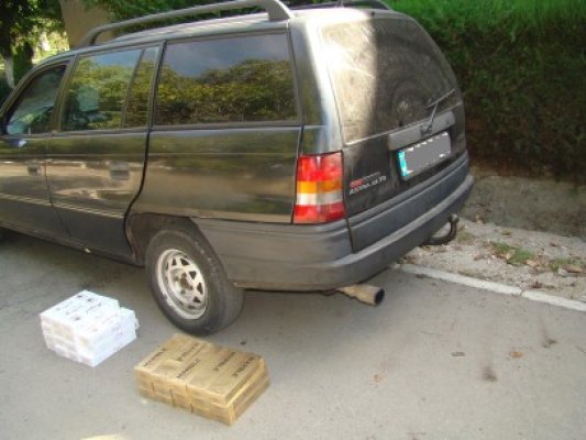 Şofer fără carnet, prins cu mii de ţigări de contrabandă
